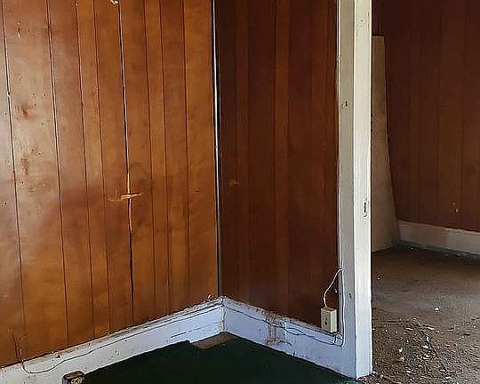 Solid floor and foundation