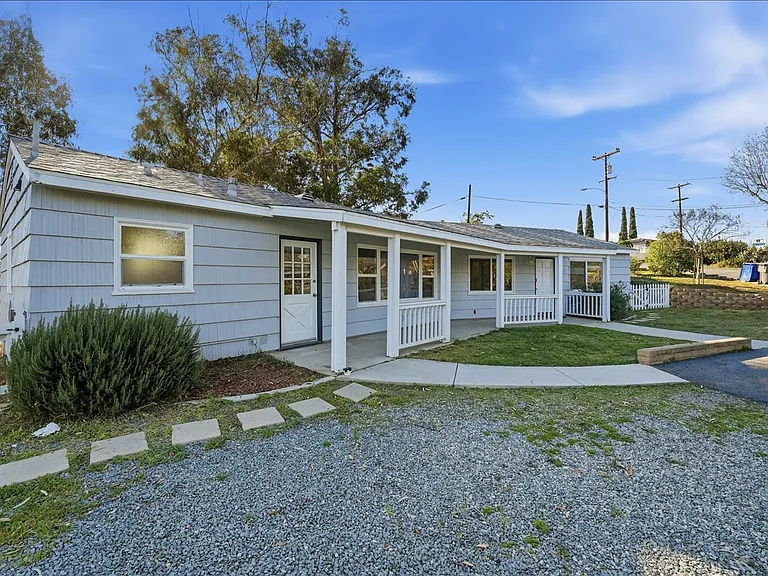 3875 Grandview Pl — Photo 2