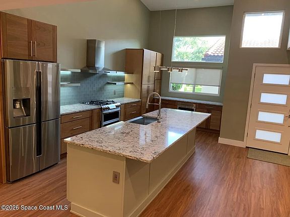 2nd image of 905 Parkside Pl #905
