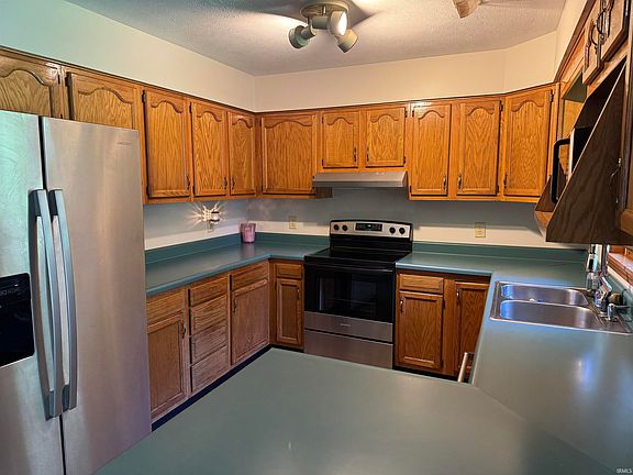 3rd image of 898 W Shepherds Ln