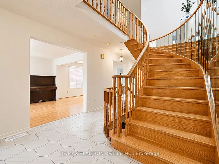 10 Pinewood Dr — Photo 2