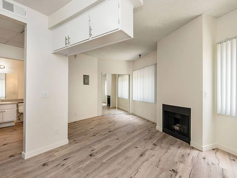 2724 Abbot Kinney Blvd. — Photo 22