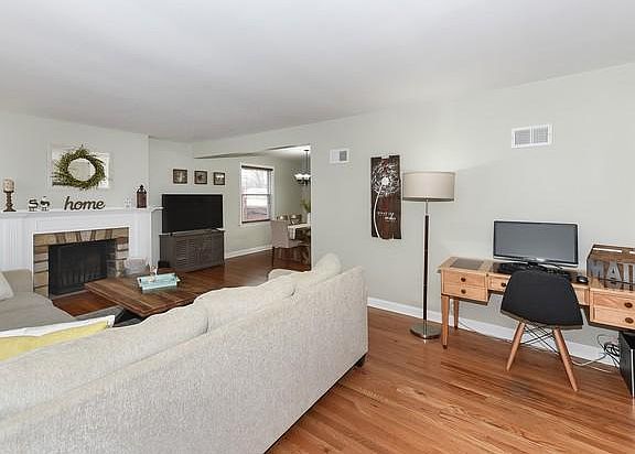 3rd image of 10265 Kent St