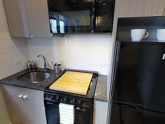 3rd image of 5700 N Winthrop Ave #1STUDIO