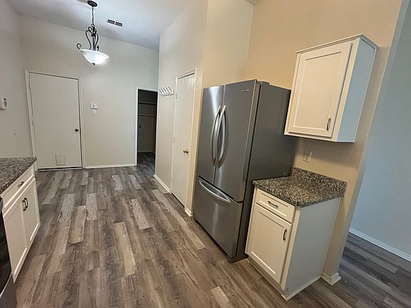 5th image of 909 McKavett Dr