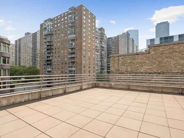 120 Riverside Boulevard image 2 of 16