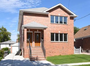 4835 207th St, Oakland Gardens, NY 11364