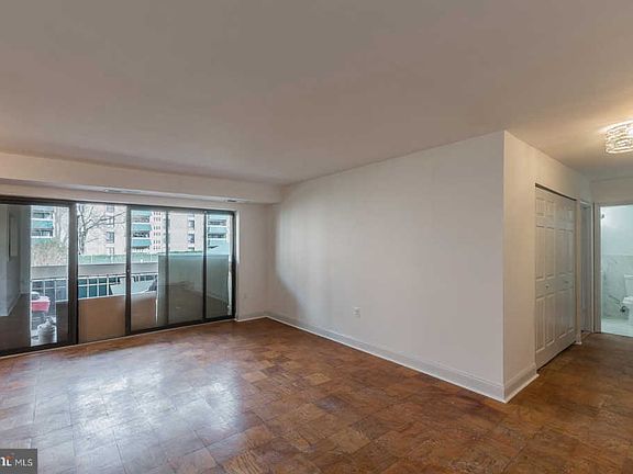 3rd image of 6139 Leesburg Pike APT 304