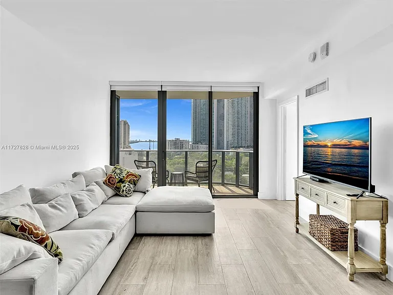 121 NE 34th St #1005 — Photo 9