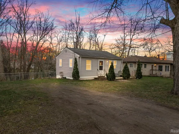 10480 Kenrich Dr, Brighton, MI 48116