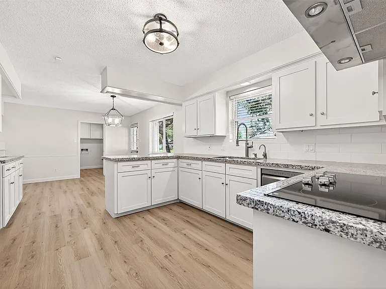 10602 Longmont Dr — Photo 14