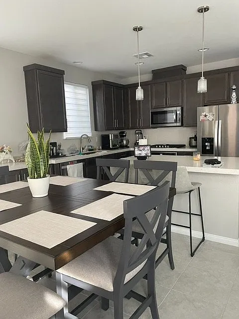 4 bed, 2115 sqft, $3,000 — Photo 3