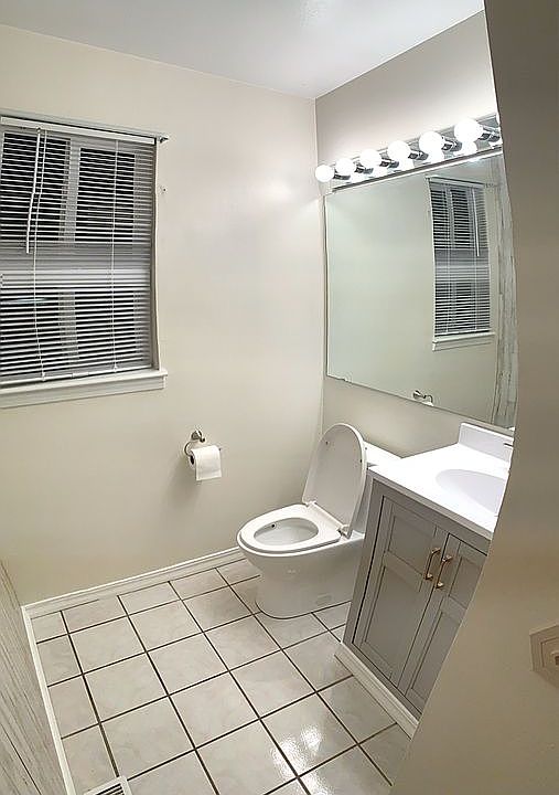 Half Bathroom on the main le