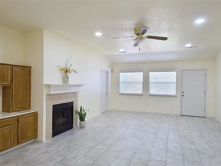 19330 Larissa Dr — Photo 6
