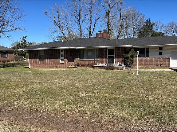 2nd image of 201 NW Rose Ln