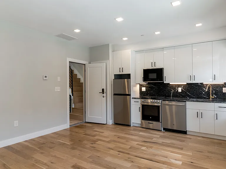 40 Chelsea St #3 — Photo 2