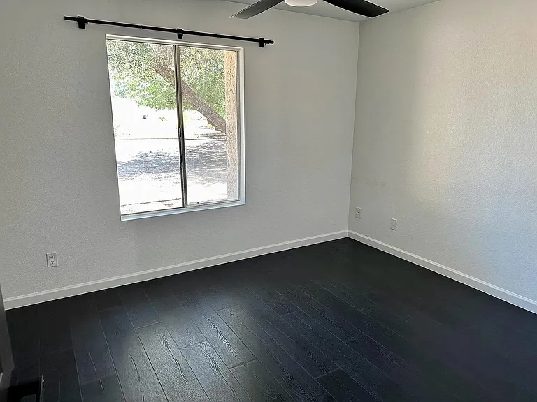 826 E Eugie Ave — Photo 11