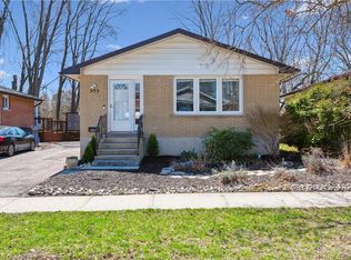 555 Fallingbrook Dr, Waterloo, ON N2L4N2