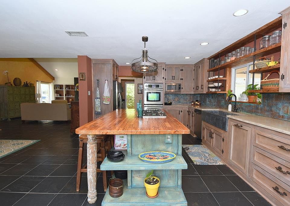 1st image of 1030 Glacier Hill Dr