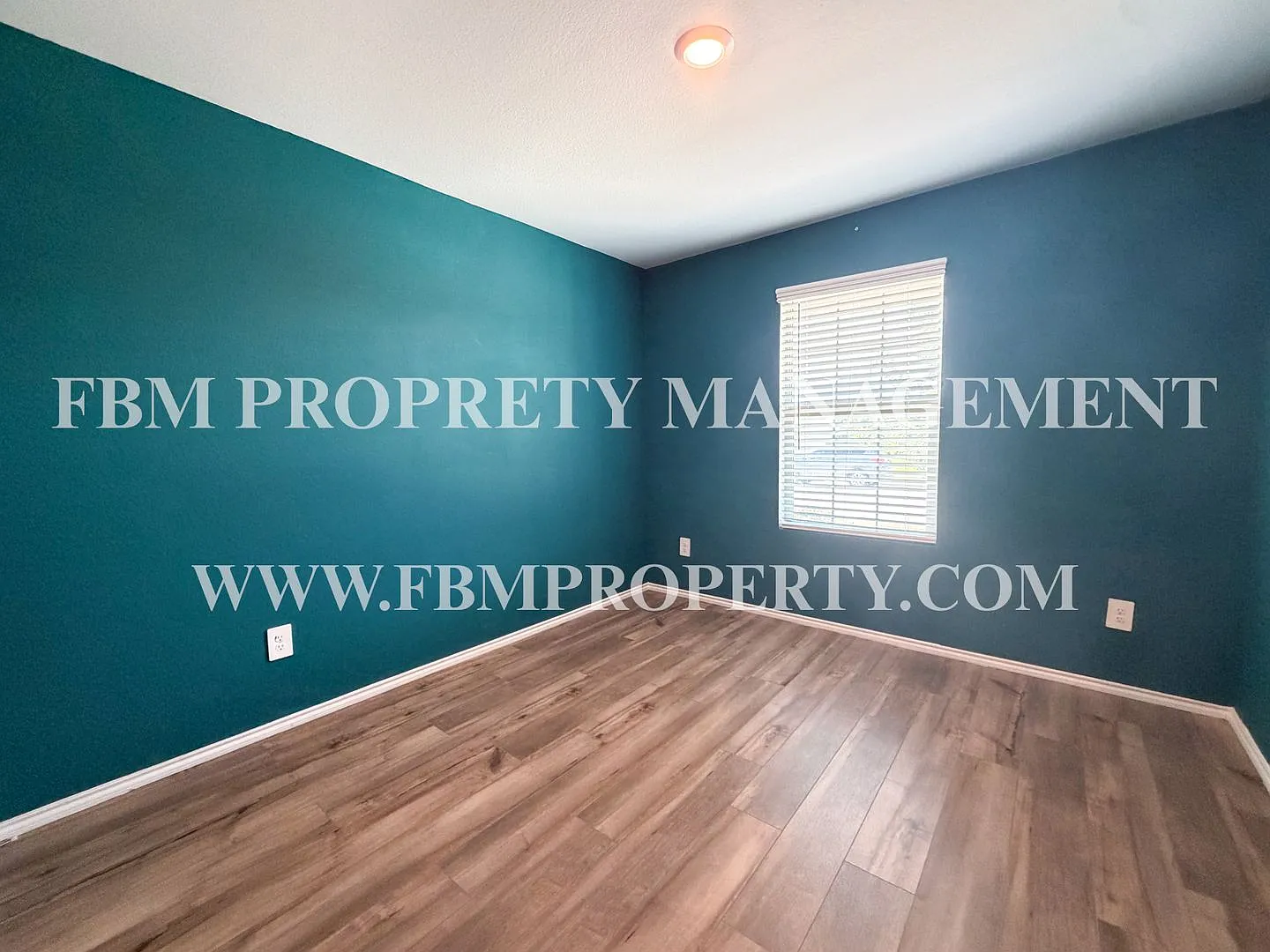 1012 Lady Bird St - Beautiful 3 Bedroom, 2 Bathroom Home in Ennis, TX! — Photo 3