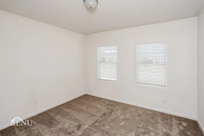 471 London Dr — Photo 5