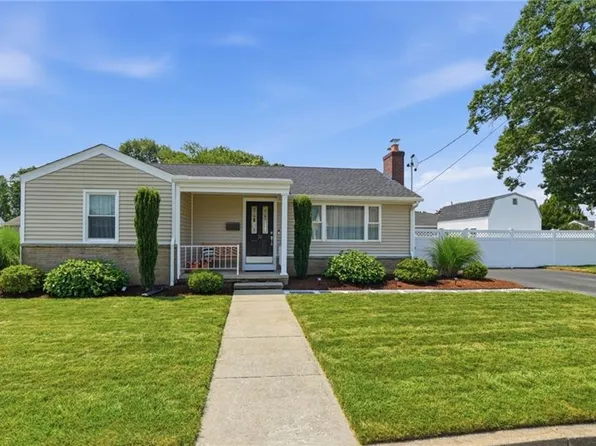 74 Brookfield Dr, Cranston, RI 02920