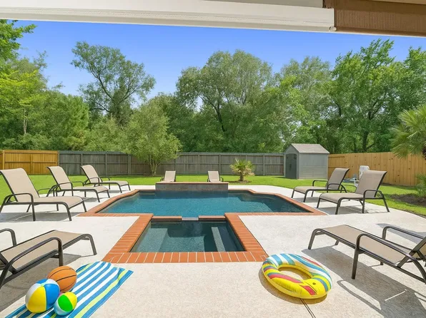 135 Fairwind Trail Dr, Conroe, TX 77385