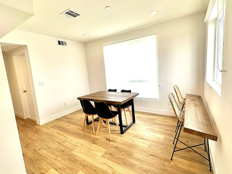 1543 W 37th Pl — Photo 27