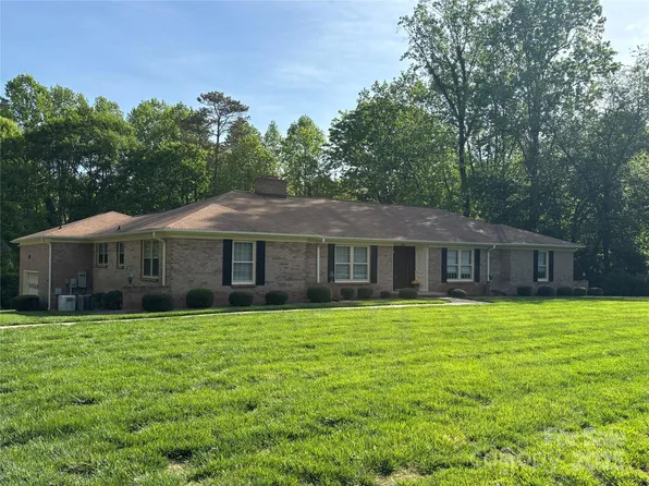 370 21st Ave NW, Hickory, NC 28601