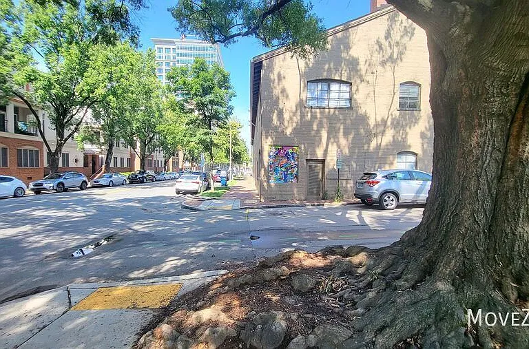 208 E Davie St — Photo 33