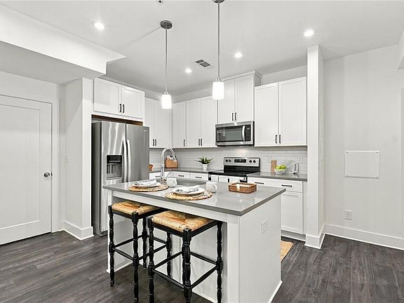 4th image of 729 Eloise Way SE #A