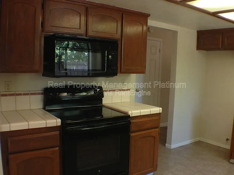 675 N Claremont Ave — Photo 9