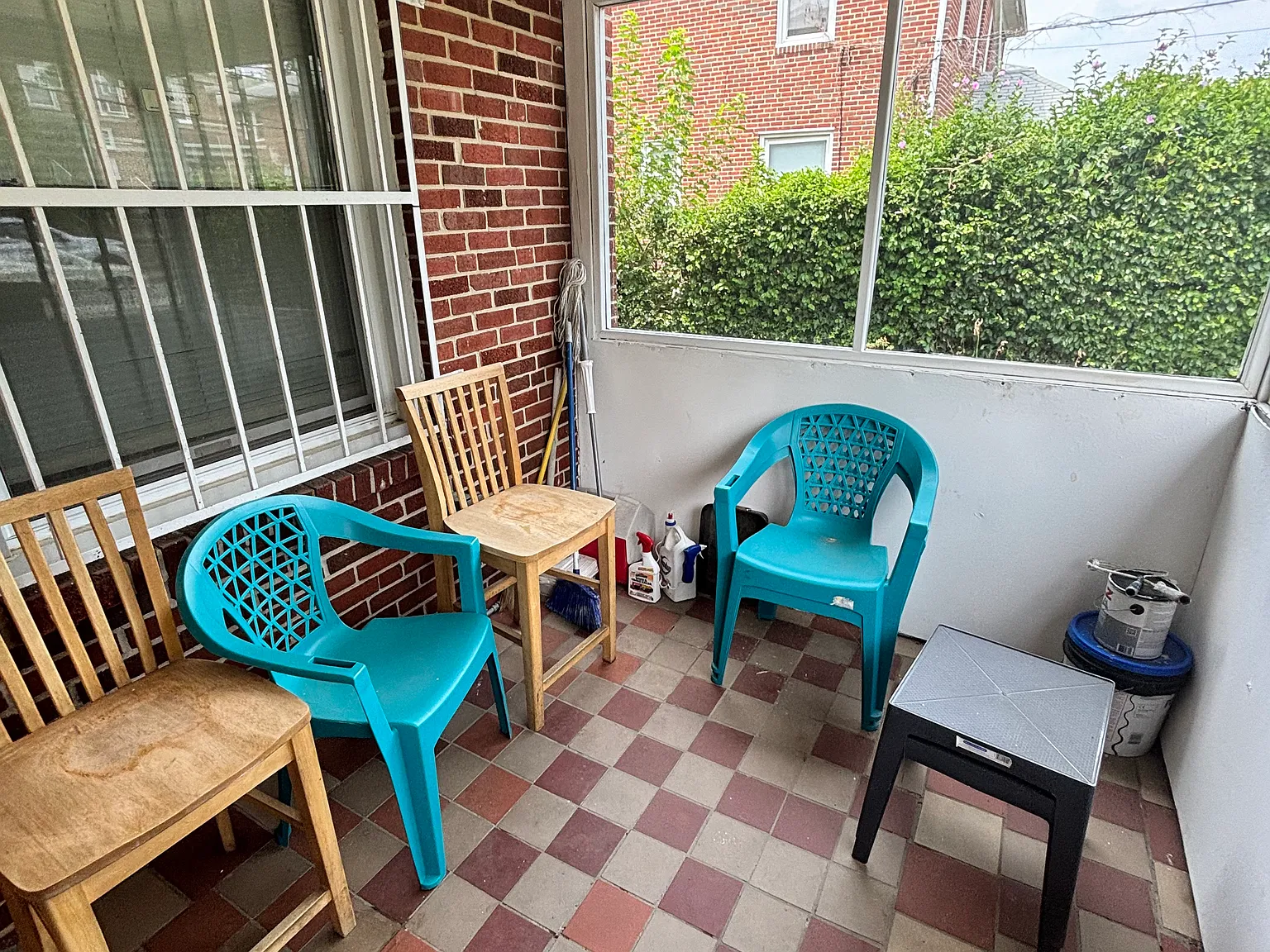 4 bed, 1327 sqft, $2,400 — Photo 3