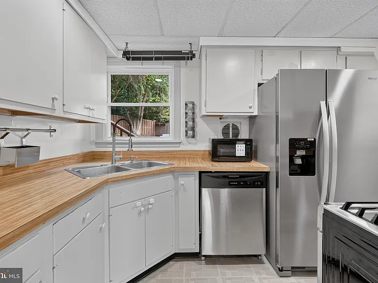 7027 Jefferson Ave — Photo 6