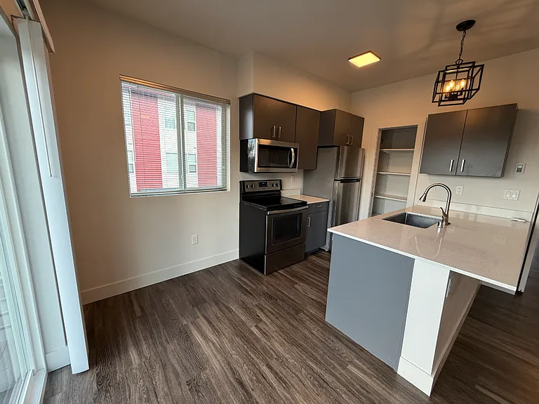 Thirty First Place Apartments — Photo 15