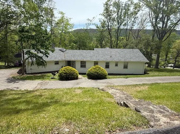 908 Groveland Dr, Bluefield, WV 24701
