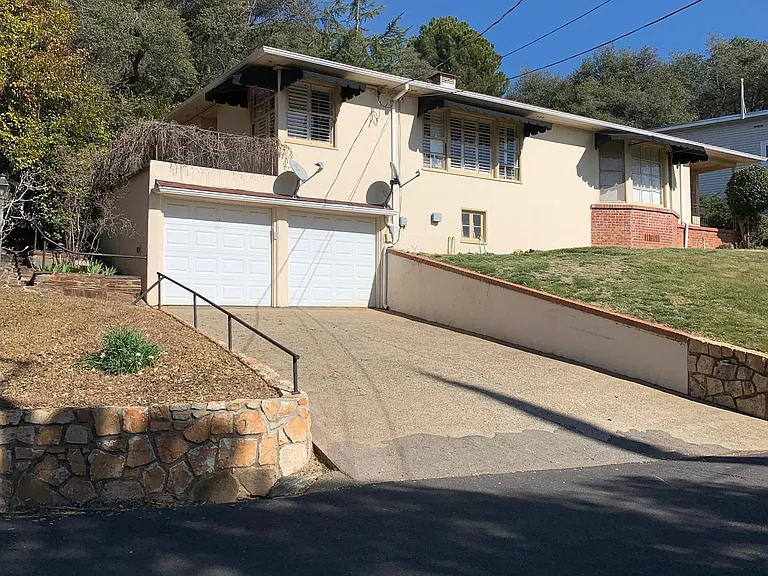 560 E Oakside Dr #A — Photo 1