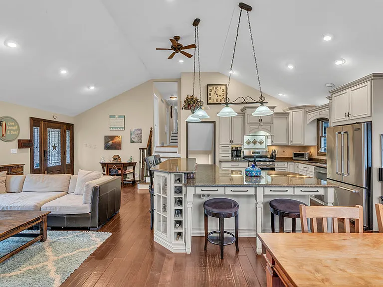 607 Wildwood Rd — Photo 3