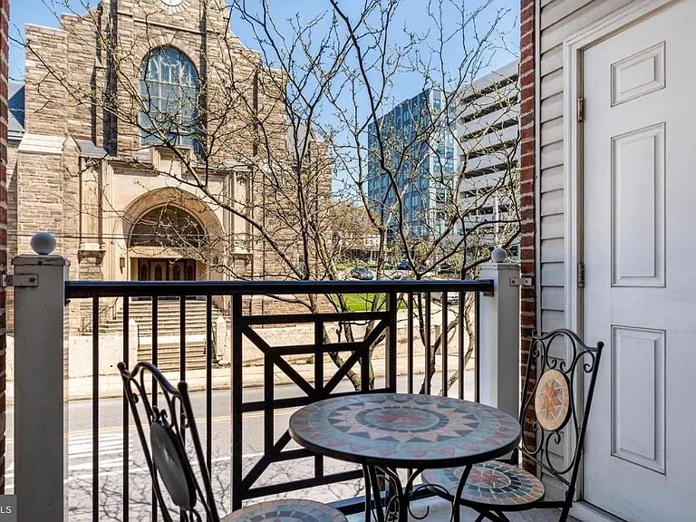 200 W Elm St #1207 — Photo 2