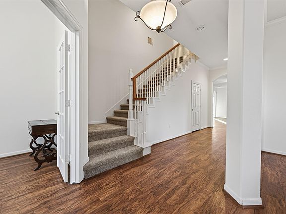 4th image of 27 Sovereign Way