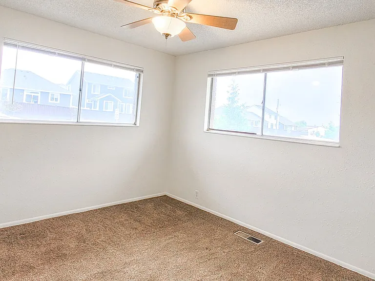355 E Pages Ln — Photo 9
