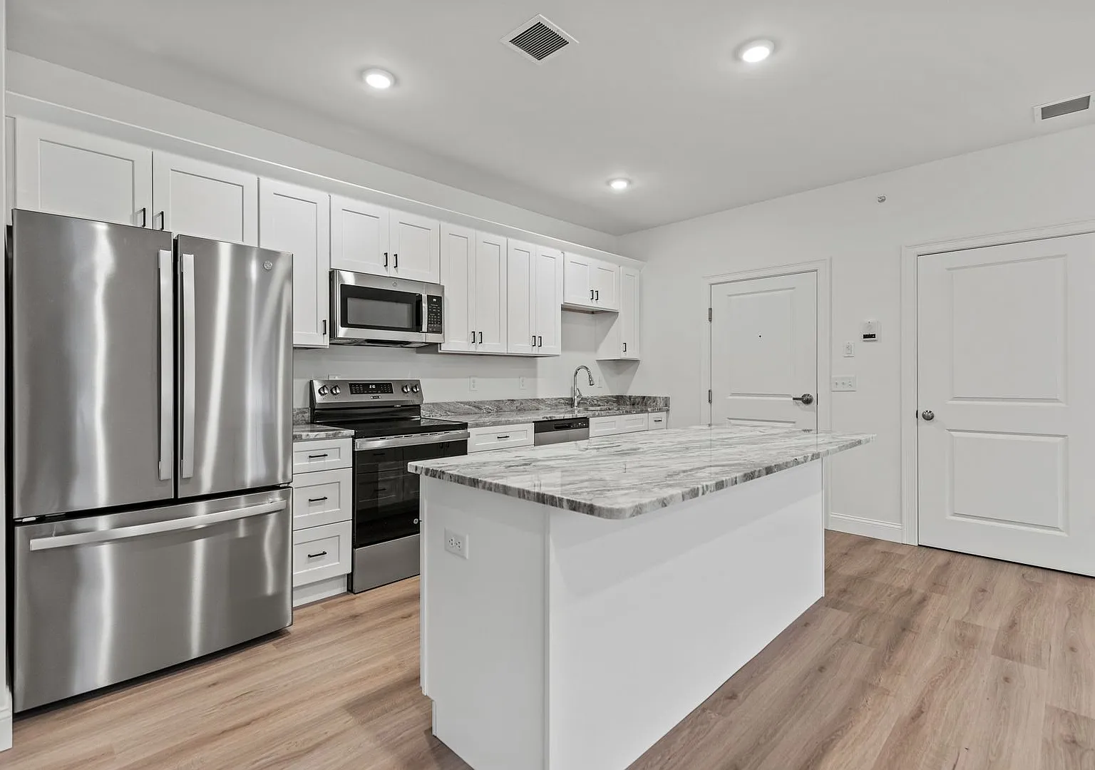 Modern 2 Bedroom on St Johns St in Portland! — Photo 1