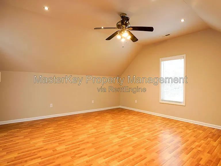 1008 Knighthood Ln — Photo 16