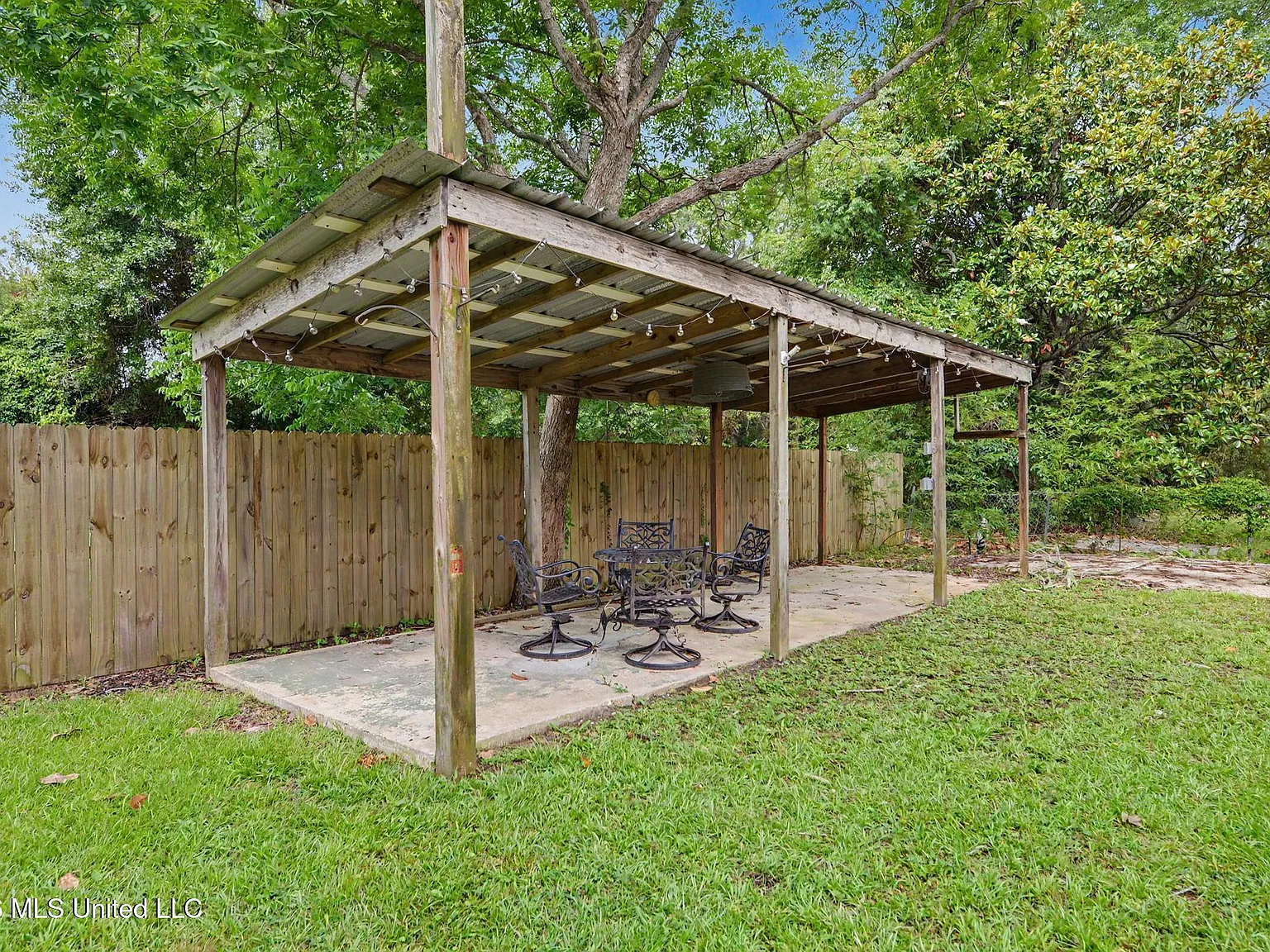 4 bed, 2.0 bath, 2151 sqft, $2,500 — Photo 3