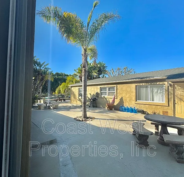 4252 Ingraham St — Photo 11