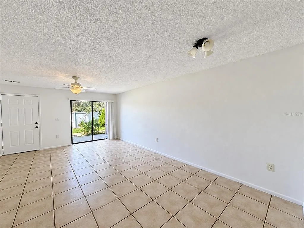 2 bed, 2.0 bath, 930 sqft, $1,550 — Photo 4