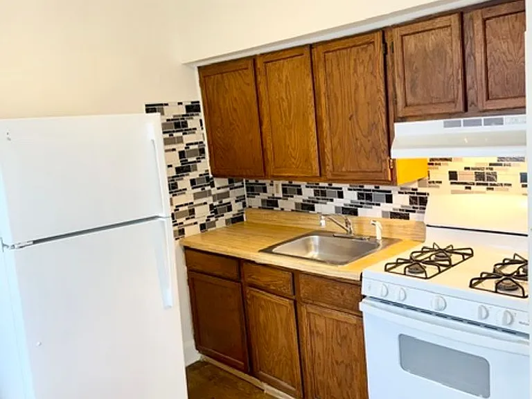 232 E King St #4 — Photo 9