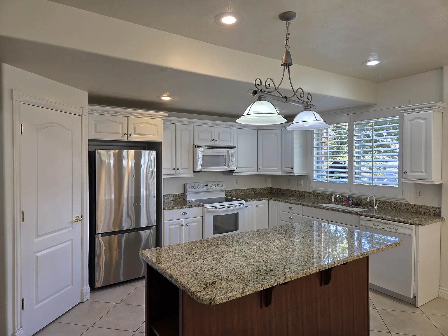 3 bed, 1.5 bath, 2000 sqft, $2,450 — Photo 1