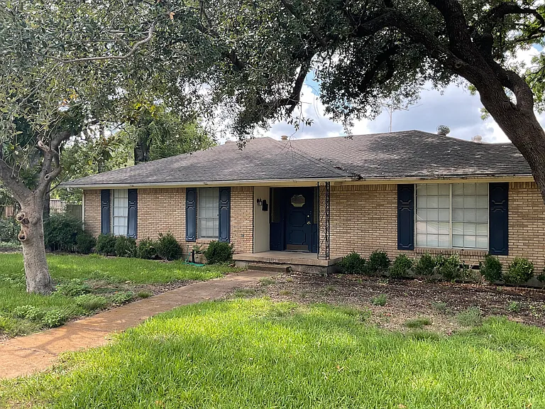 2205 Ridge Crest Dr — Photo 1