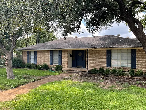 2205 Ridge Crest Dr Photo 1